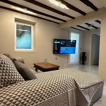 Steven Eleonas Appartement Aigio